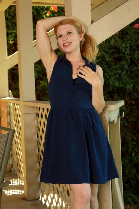 Lusty Ingwer MILF Madison Young Streifen & zeigt ihre rosa Löcher auf der Veranda