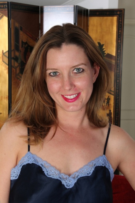 Lækker amatør-MILF Sally Jones viser sine naturlige bryster og lyserøde fisse