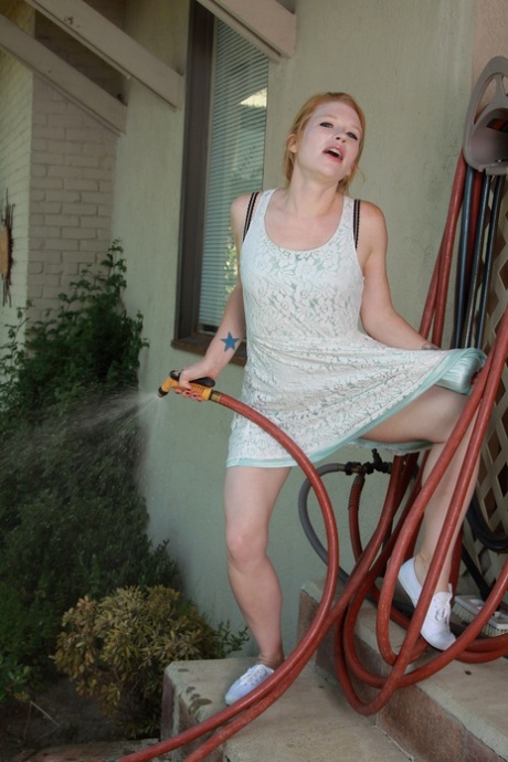 Zrzavá teenagerka Madison Young si svlékne šaty a kalhotky, aby ukázala své křivky