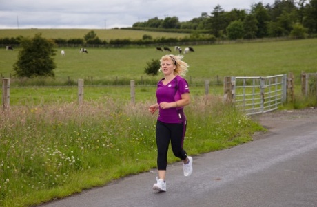 Curvy MILF Rose Rogue stript en spreidt haar dikke kutje na het joggen in de natuur