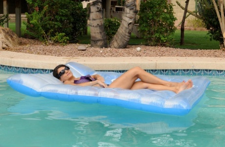 Gorący MILF Tori Baker eksponuje swoje ogromne piersi i pyszną cipkę w basenie