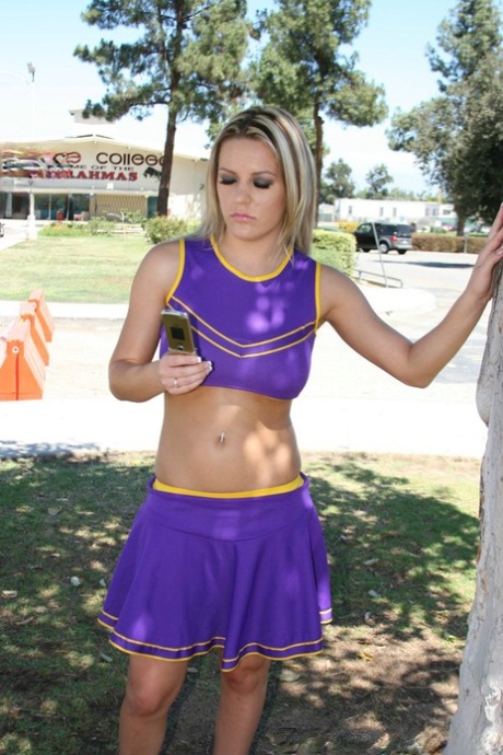 Blonde cheerleader Megan Monroe flashes haar hete kont & Grote tieten in het openbaar
