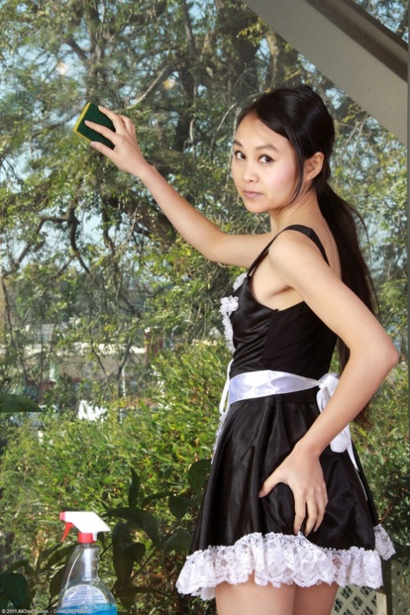 性感亚洲女仆 Amber Thi 脱下制服，露出美臀和美穴