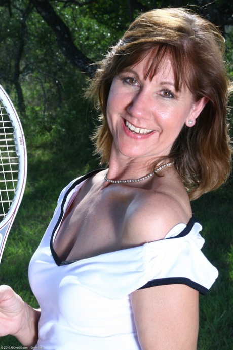 La MILF amateur Lynn se desnuda y muestra sus tetas caídas en la pista de tenis
