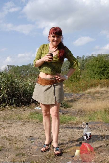 La rousse Esmeralda pisse en plein air et pose sans culotte