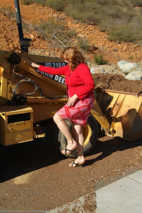 Rijpe amateur Marishka toont haar mollige lichaam en grote tieten op een tractor
