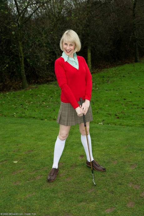 Rijpe blonde Hazel pronkt met haar grote kont en haar harige poesje na het golfen