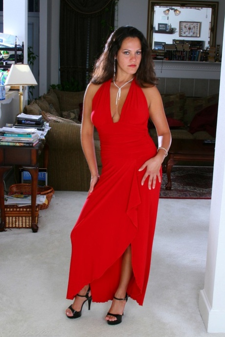 赤いドレスに身を包んだブルネットの熟女、ベロニカ・Fが巨乳と美味しそうなオッパイを露わにする。