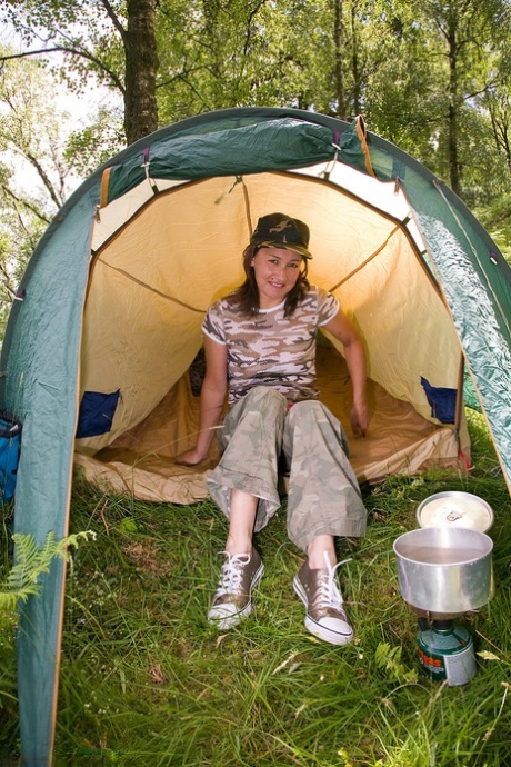 MILF Caylian Curtis smider militærtøjet og poserer på campingpladsen