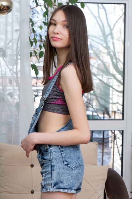 La inocente adolescente rusa Ariel Tylor pierde su virginidad mientras se la follan duro