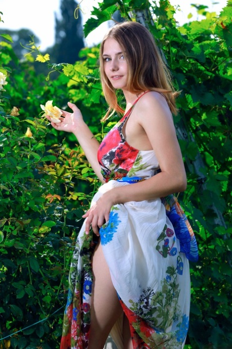 Store titted ungdoms Dakota Rosa strimler hennes fantastiske kjole & poserer naken utendørs
