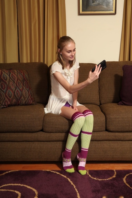 Delgada adolescente Alicia Williams anal digitación y estiramiento de su apretado coño afeitado