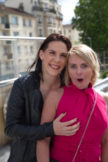 Nenasytné zralé lesbičky Camille & Cintya Aston se svlékají a šukají na pohovce