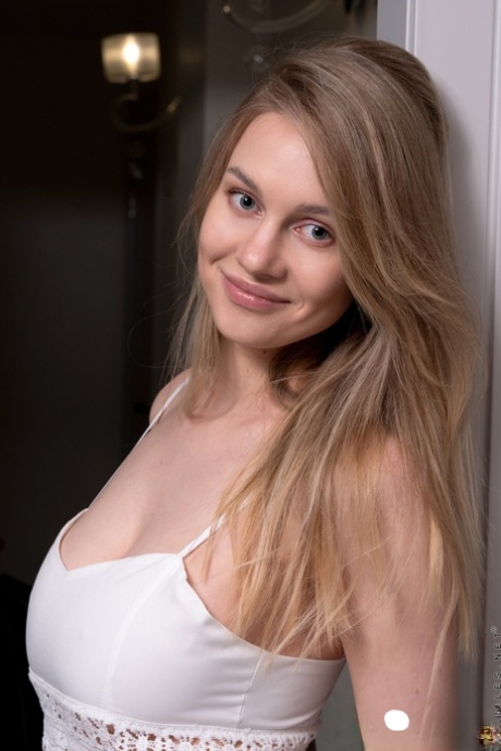 Sexy teenager Valerie Duval ukazuje její přírodní velká prsa & hračky s její dildo