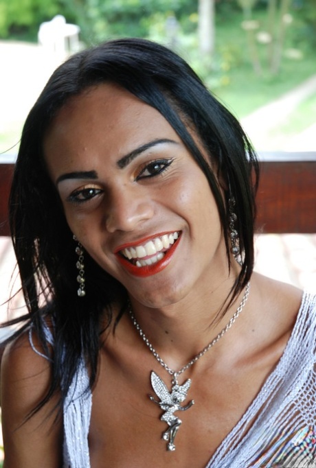 Kawanna di Prado, una femmina di ebano, si spalma la lozione sulla sua BBC e la accarezza