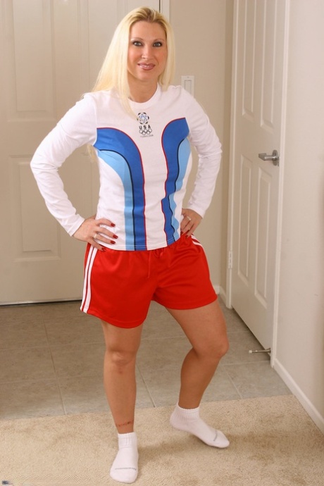 Блондинка Девон Ли снимает спортивную одежду и трогает свои большие сиськи и киску