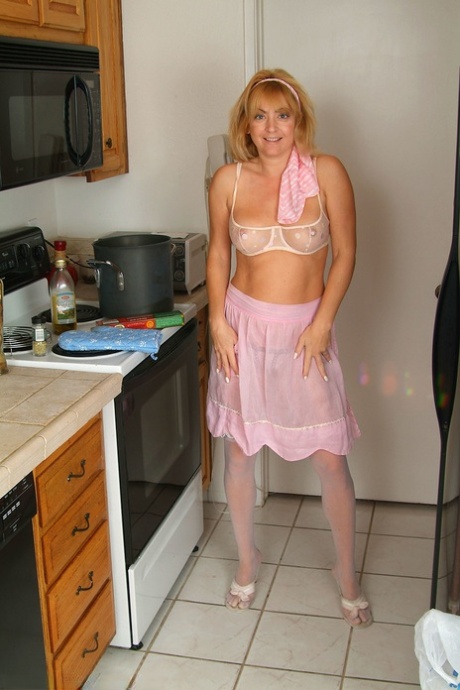 Rödhåriga hemmafru Trixie poserar i sina underkläder & onanerar medan hon lagar mat