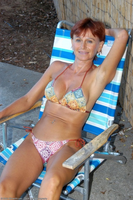 Bestemor i bikini Kate viser frem de solbrune puppene og den gamle hårete fitta utendørs.