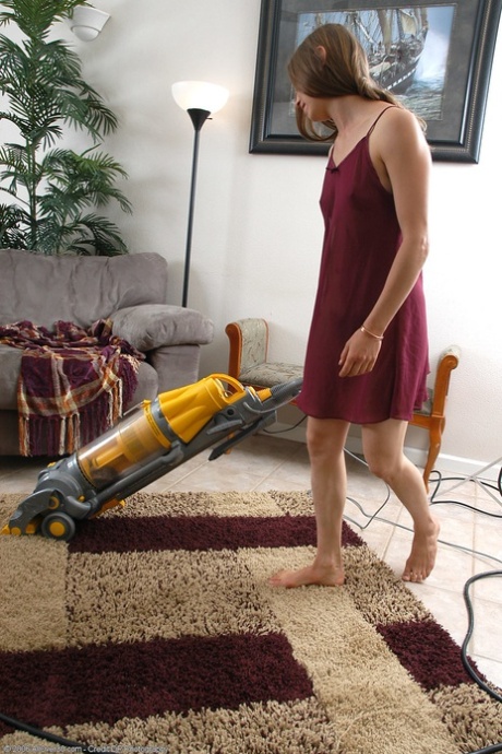 Naughty MILF Maddy exponerar sin fantastiska håriga fitta medan hon gör hushållsarbete