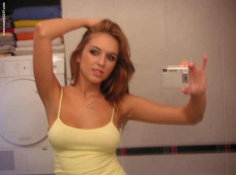 La petite amie hongroise Suzy Dark montre ses seins juteux et naturels dans le miroir.