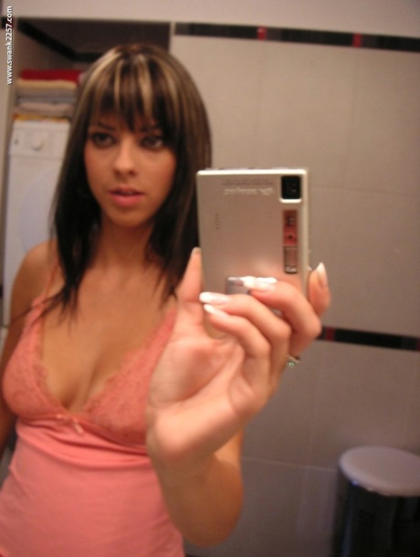 Den lækre kæreste Mellie Swan tager selfies af sine store naturlige bryster i spejlet