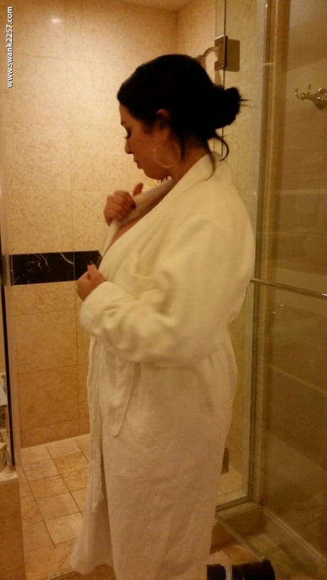 La formosa MILF Brianna Rose sfoggia le sue dolci curve mentre fa la doccia