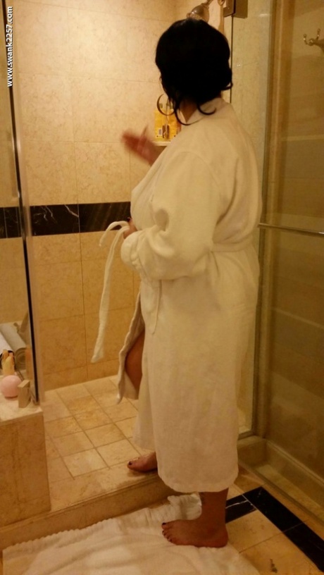 Kurvete MILF Brianna Rose viser frem sine søte kurver mens hun dusjer