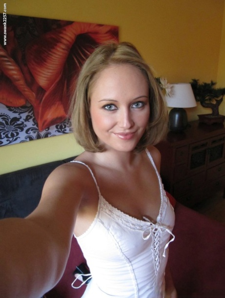 Adolescente loira com olhos sensuais Nolana a tirar selfies das suas doces mamas bronzeadas