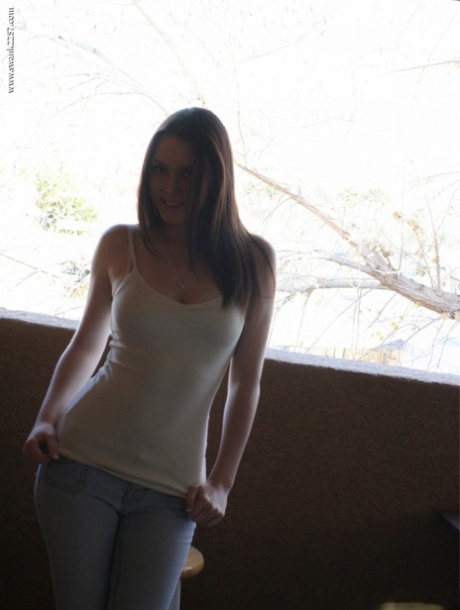 La petite amie américaine Megan Loxx se déshabille sur le balcon et montre son butin serré