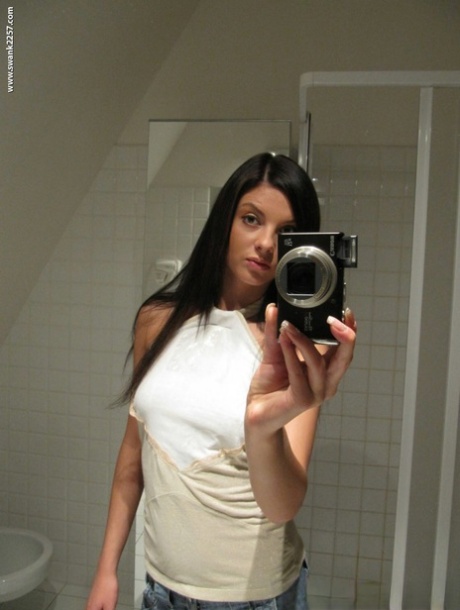 Młoda brunetka Monika Benz robi nagie zdjęcia swojego seksownego ciała
