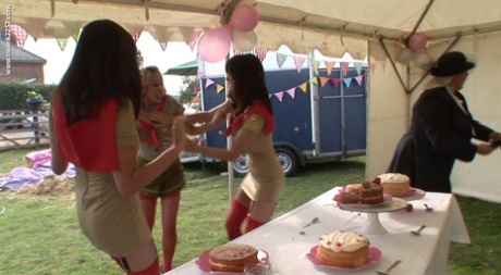 Smukke modne kvinder med store bryster deler flere dillere ved en kagekonkurrence