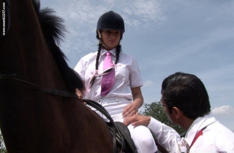 Rondborstige Britse jockey Jodi James wordt oraal bevredigd & geneukt in de stal