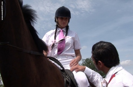 Jodi James, une jockey britannique plantureuse, se fait satisfaire oralement et baiser dans la grange.