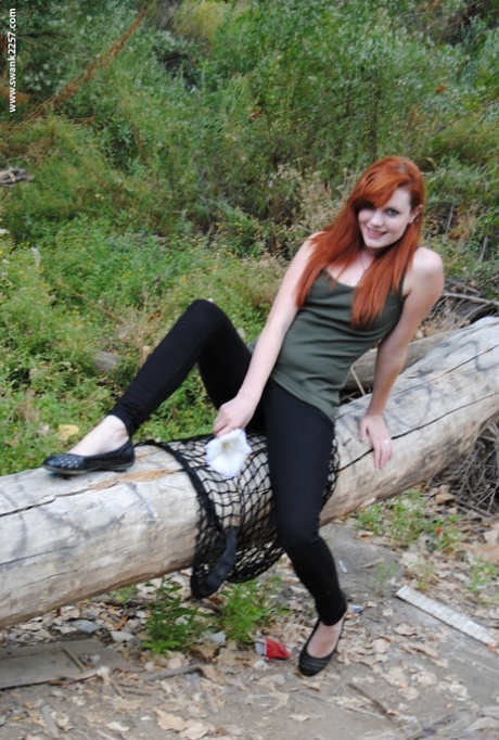 Redheaded teen con piccolo tette Nicci Vice spettacoli lei corpo in il forest