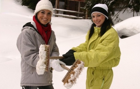 Amateur babes Beth F en Sadie proeven elkaars heerlijke muff in de sneeuw