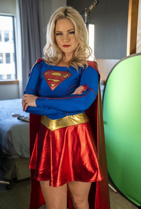 Blonde supergirl Lisey Sweet geeft haar lekkere kontje en hete tieten bloot in een solo