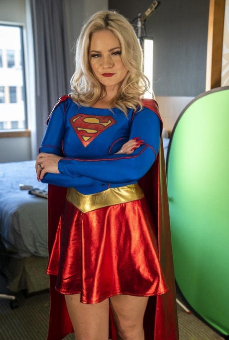 Blonda supergirl Lisey Sweet exponerar sin smaskiga röv och sina heta bröst i en solo