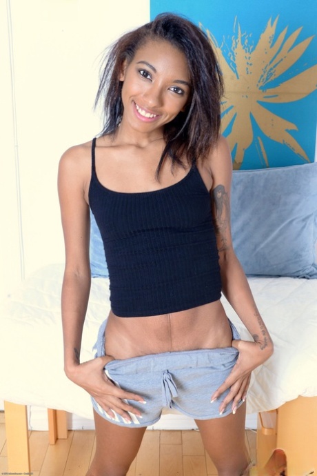 Petite ebony cutie Raven Wylde exposes haar schattig kont & Kleine tieten in een solo