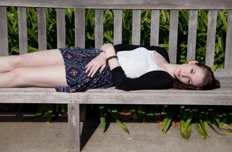 Die große Teenagerin Haley Gladwell zeigt ihre langen Beine und blinkt in der Öffentlichkeit nackt unterm Rock
