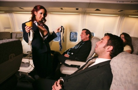 A hospedeira sexy Kylee Strutt mostra as suas mamas grandes e é fodida num avião