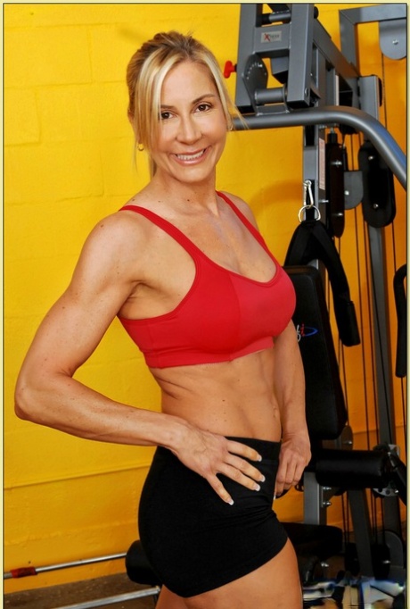 Fit MILF Kelly Estelle strisce in palestra e scopa il suo calvo personal trainer