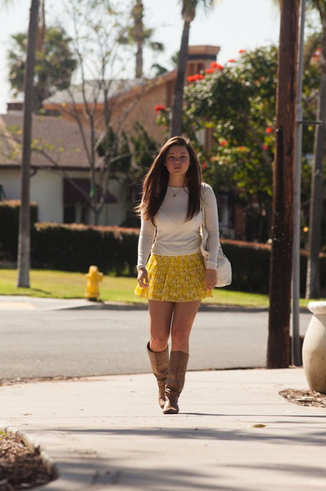 Urocza nastolatka Nikki Yann błyska spódniczką i drażni się dużymi cyckami na zewnątrz