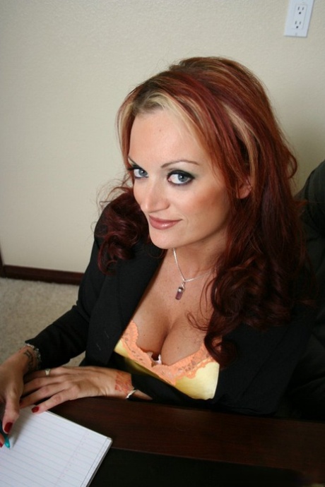 Velkooká sekretářka Monica Mayhem ukazuje v kanceláři svou falešnou a oholenou vagínu