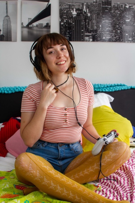 Brunette amateur Casey Q toont haar ronde kont en pronkt met haar harige kruis