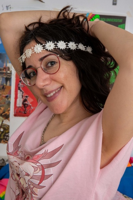 Australische babe Irene een peels af haar sexy slipje naar tonen haar lief cameltoe