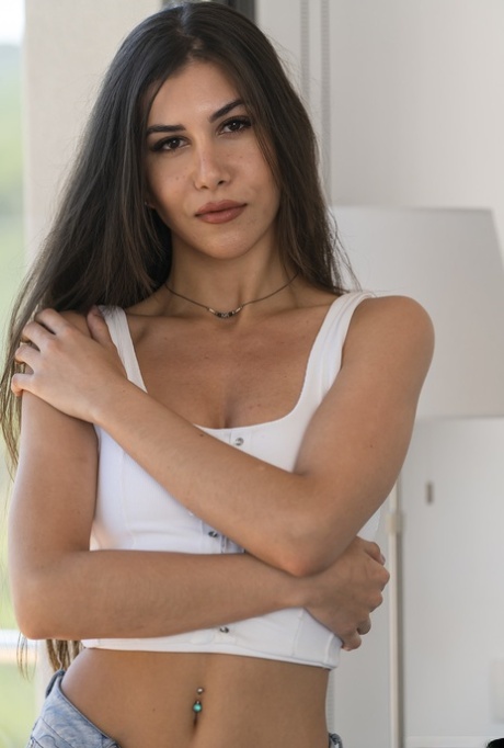土耳其辣妹 Anya Krey 下蹲并展示修剪过的乳房和乳头