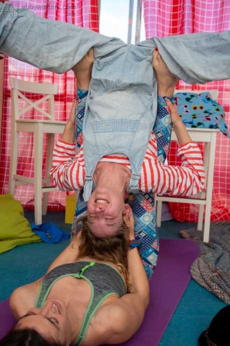 Manon et Paulina, hippies australiennes, se frottent mutuellement leurs chattes poilues en se déshabillant.