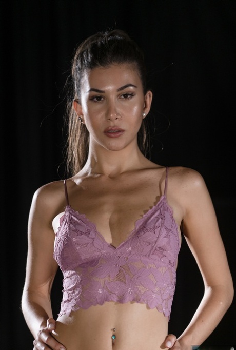 Sexet danser Anya Krey smider sit lilla lingeri og poserer