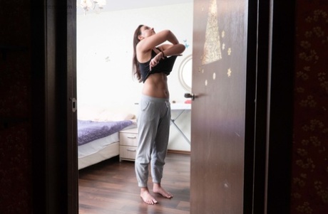 A bela amadora peituda Yelena é apanhada a mudar de roupa numa câmara escondida