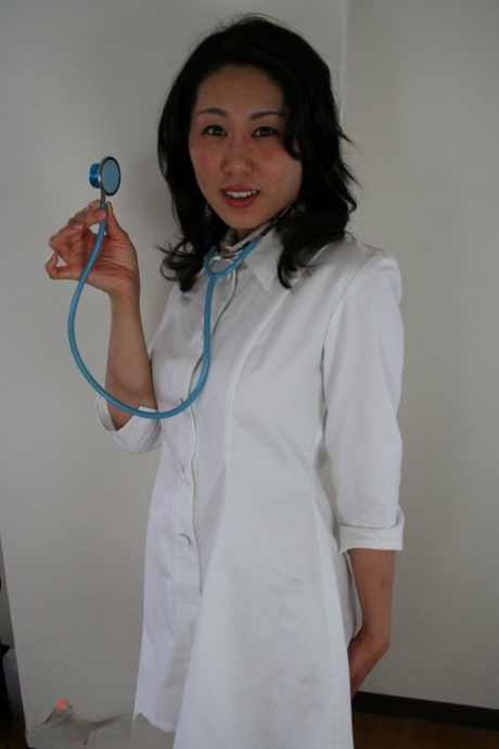 Японская медсестра Фудзико Сакура разделась и отжарилась в 3some